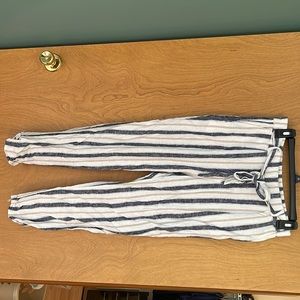 Stretchy dress pants. Good condition. Size medium. Has pockets.